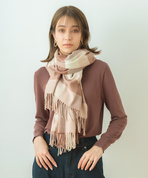 macocca（マコッカ）の「カシミヤタッチ アクリル大判ストール チェック柄（ストール/ショール・レディース・ブラック/ベージュ/ネイビー/グレー/レッド/ブルー/アイボリー/モカ/ホワイト×ブラック/ブラウン系その他/スモークピンク/コーラルピンク/イエロー/ライトベージュ/ターコイズブルー/ライトブラウン/ライトグレー/パープル/グレー×サックスブルー/グリーン/レッド系その他/グレー系その他・FREE）」の10枚目の写真