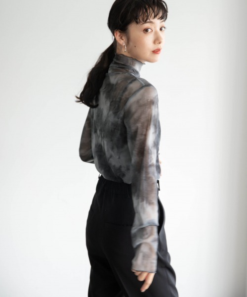 LOWRYS FARM（ローリーズファーム）の「タイダイチュールタートルＬＳ　920187（Tシャツ/カットソー・レディース・ブラック/ベージュ/グリーン・FREE）」の2枚目の写真