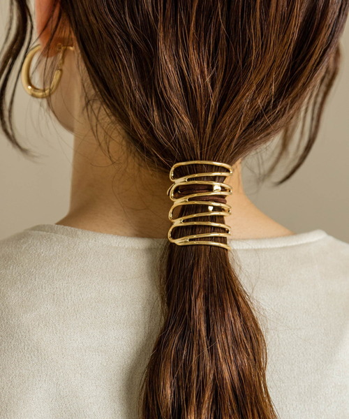 SMELLY(スメリー)の「メタルモヨウヘアカフ(ヘアゴム・レディース・ゴールド・-)」の2枚目の写真