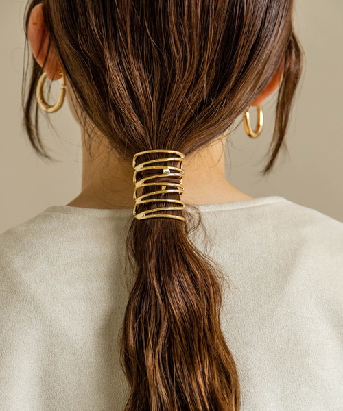 SMELLY(スメリー)の「メタルモヨウヘアカフ(ヘアゴム・レディース・ゴールド・-)」の3枚目の写真