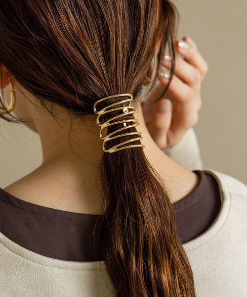 SMELLY(スメリー)の「メタルモヨウヘアカフ(ヘアゴム・レディース・ゴールド・-)」の4枚目の写真