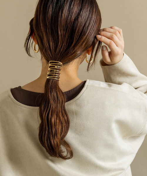 SMELLY(スメリー)の「メタルモヨウヘアカフ(ヘアゴム・レディース・ゴールド・-)」の6枚目の写真