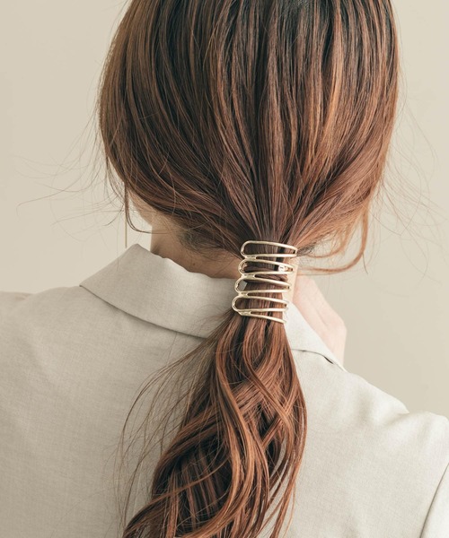 SMELLY(スメリー)の「メタルモヨウヘアカフ(ヘアゴム・レディース・ゴールド・-)」の8枚目の写真