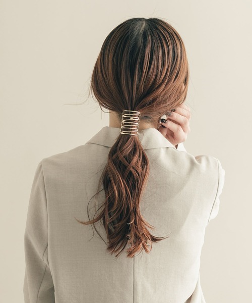 SMELLY(スメリー)の「メタルモヨウヘアカフ(ヘアゴム・レディース・ゴールド・-)」の9枚目の写真