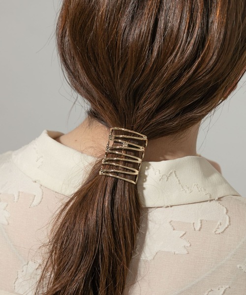 SMELLY(スメリー)の「メタルモヨウヘアカフ(ヘアゴム・レディース・ゴールド・-)」の13枚目の写真