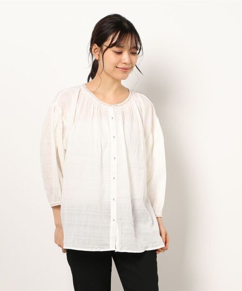 Samansa Mos2（サマンサ モスモス）の「シャーリングドビー刺繍ブラウス（シャツ/ブラウス・レディース・オフホワイト/カーキ/ブルー・ﾌﾘ-）」の2枚目の写真