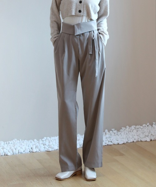 by muni:r(バイ ムニール)の「ワイド ストレートフィット スラックス(スラックス・レディース・ブラック/ベージュ・SMALL/MEDIUM)」の1枚目の写真