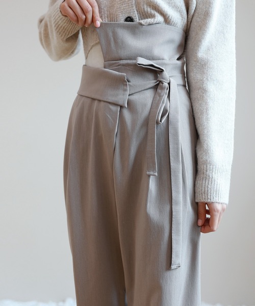 by muni:r(バイ ムニール)の「ワイド ストレートフィット スラックス(スラックス・レディース・ブラック/ベージュ・SMALL/MEDIUM)」の7枚目の写真