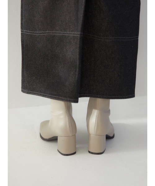 amel（エイメル）の「square toe short boots（ブーツ・レディース・ライトグレー・23.5cm/24.0cm/24.5cm/23.0cm/25.0cm）」の3枚目の写真