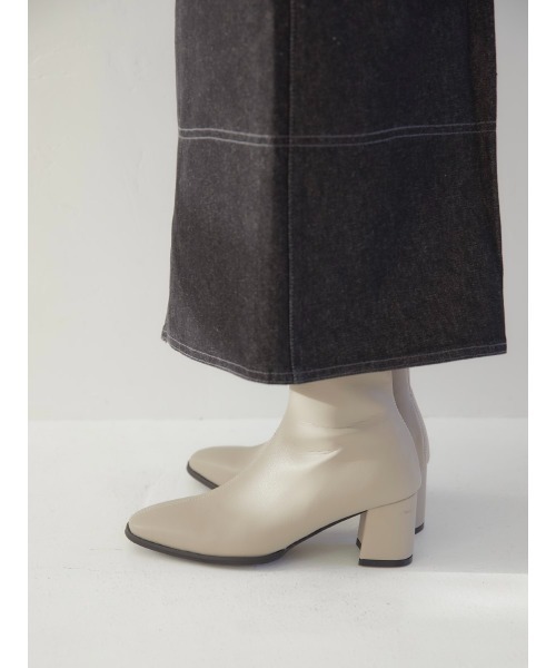 amel（エイメル）の「square toe short boots（ブーツ・レディース・ライトグレー・23.5cm/24.0cm/24.5cm/23.0cm/25.0cm）」の4枚目の写真