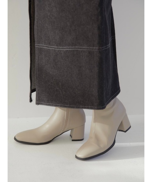 amel（エイメル）の「square toe short boots（ブーツ・レディース・ライトグレー・23.5cm/24.0cm/24.5cm/23.0cm/25.0cm）」の5枚目の写真