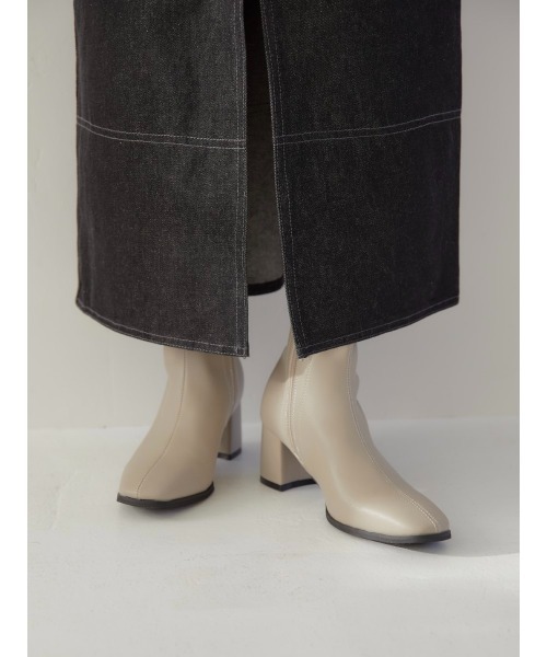amel（エイメル）の「square toe short boots（ブーツ・レディース・ライトグレー・23.5cm/24.0cm/24.5cm/23.0cm/25.0cm）」の6枚目の写真