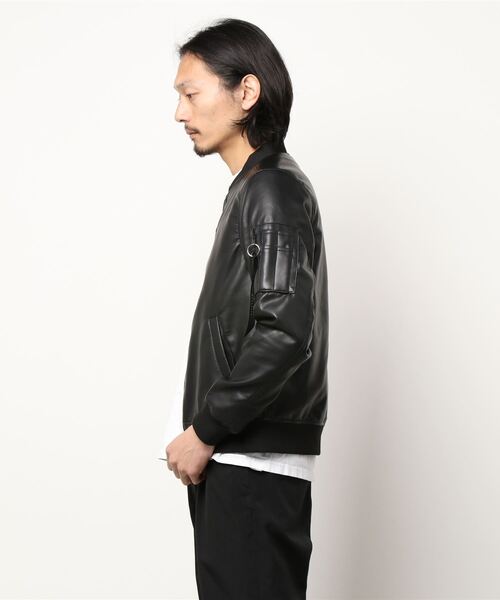 AZUL by moussy(アズールバイマウジー)の「FAUX LEATHER MA-1/フェイクレザーMA-1(MA-1・メンズ・オフホワイト/ブラック・SMALL/MEDIUM/LARGE)」の5枚目の写真