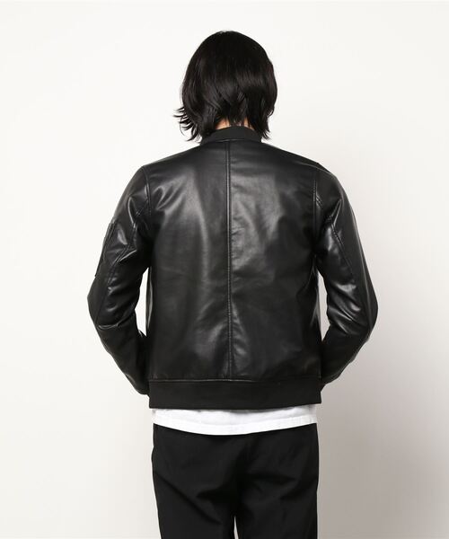 AZUL by moussy(アズールバイマウジー)の「FAUX LEATHER MA-1/フェイクレザーMA-1(MA-1・メンズ・オフホワイト/ブラック・SMALL/MEDIUM/LARGE)」の4枚目の写真