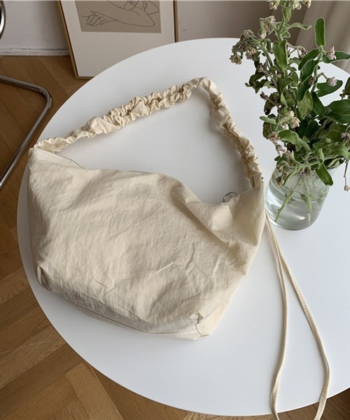 HALEY PESCA（ヘーリーペスカ）の「HALEY PESCA/大容量パステルカラー ショルダーバッグ（ショルダーバッグ・レディース・ホワイト/ブラック/ブルー/グリーン・FREE）」の6枚目の写真