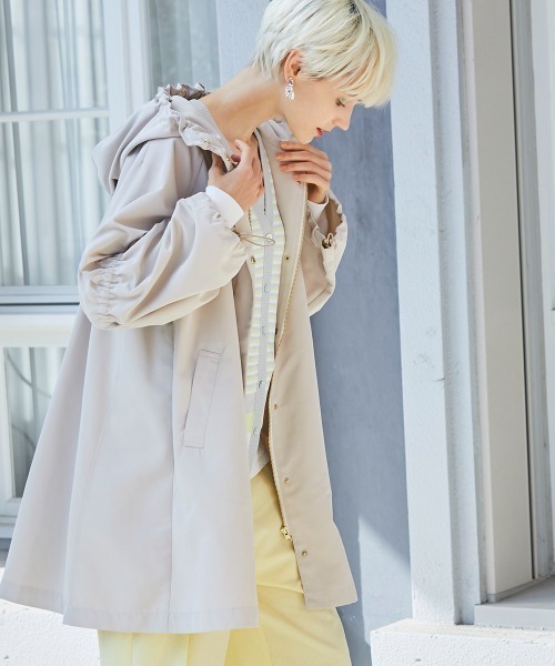 FURRY（ファーリー）の「【FURRY】ギャザースリーブフードコート（トレンチコート・レディース・ベージュ/ライトカーキ/キャメル・38）」の2枚目の写真