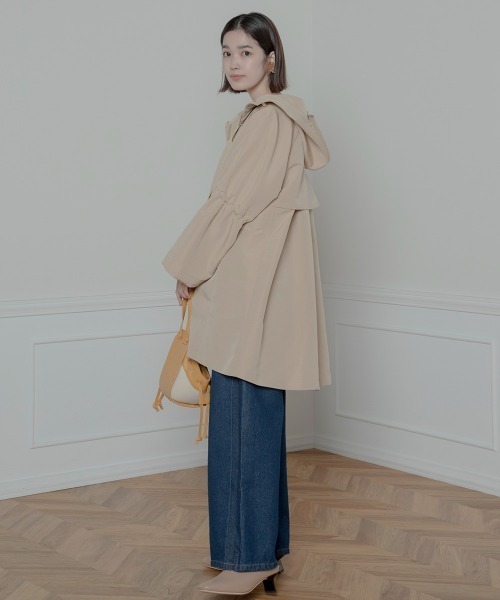 FURRY（ファーリー）の「【FURRY】ギャザースリーブフードコート（トレンチコート・レディース・ベージュ/ライトカーキ/キャメル・38）」の16枚目の写真
