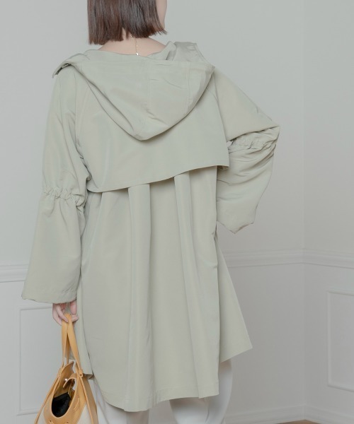 FURRY（ファーリー）の「【FURRY】ギャザースリーブフードコート（トレンチコート・レディース・ベージュ/ライトカーキ/キャメル・38）」の12枚目の写真