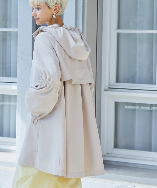 FURRY（ファーリー）の「【FURRY】ギャザースリーブフードコート（トレンチコート・レディース・ベージュ/ライトカーキ/キャメル・38）」の17枚目の写真