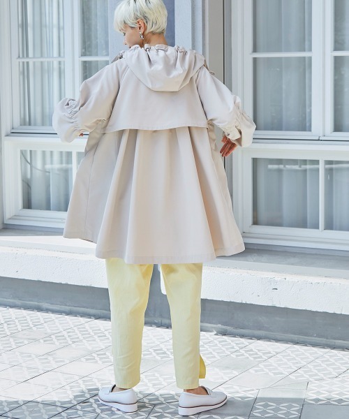 FURRY（ファーリー）の「【FURRY】ギャザースリーブフードコート（トレンチコート・レディース・ベージュ/ライトカーキ/キャメル・38）」の14枚目の写真