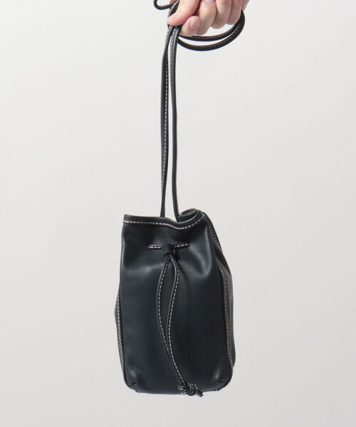 NOLLEY'S goodman(ノーリーズグッドマン)の「ルーヴル SMALL POUCH ポーチ ドローストリング バッグ 巾着(ショルダーバッグ・メンズ・ブラック/グレイッシュベージュ・FREE)」の2枚目の写真
