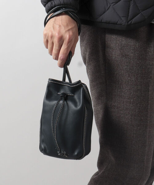 NOLLEY'S goodman(ノーリーズグッドマン)の「ルーヴル SMALL POUCH ポーチ ドローストリング バッグ 巾着(ショルダーバッグ・メンズ・ブラック/グレイッシュベージュ・FREE)」の4枚目の写真