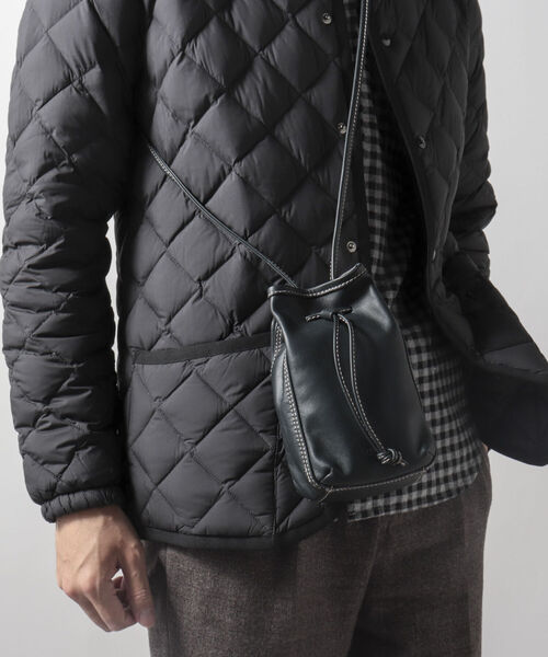 NOLLEY'S goodman(ノーリーズグッドマン)の「ルーヴル SMALL POUCH ポーチ ドローストリング バッグ 巾着(ショルダーバッグ・メンズ・ブラック/グレイッシュベージュ・FREE)」の9枚目の写真