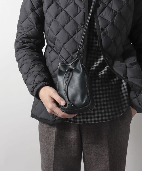NOLLEY'S goodman(ノーリーズグッドマン)の「ルーヴル SMALL POUCH ポーチ ドローストリング バッグ 巾着(ショルダーバッグ・メンズ・ブラック/グレイッシュベージュ・FREE)」の6枚目の写真