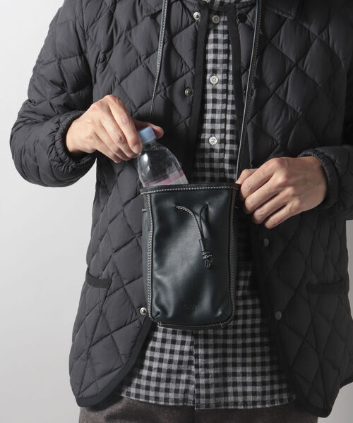 NOLLEY'S goodman(ノーリーズグッドマン)の「ルーヴル SMALL POUCH ポーチ ドローストリング バッグ 巾着(ショルダーバッグ・メンズ・ブラック/グレイッシュベージュ・FREE)」の3枚目の写真