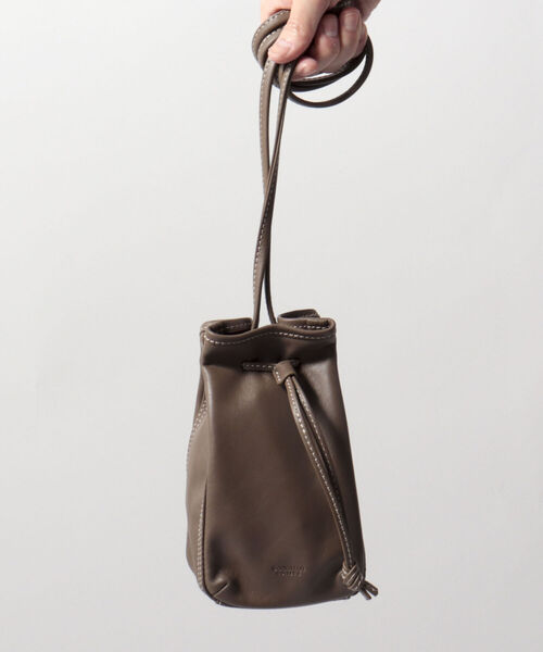 NOLLEY'S goodman(ノーリーズグッドマン)の「ルーヴル SMALL POUCH ポーチ ドローストリング バッグ 巾着(ショルダーバッグ・メンズ・ブラック/グレイッシュベージュ・FREE)」の8枚目の写真