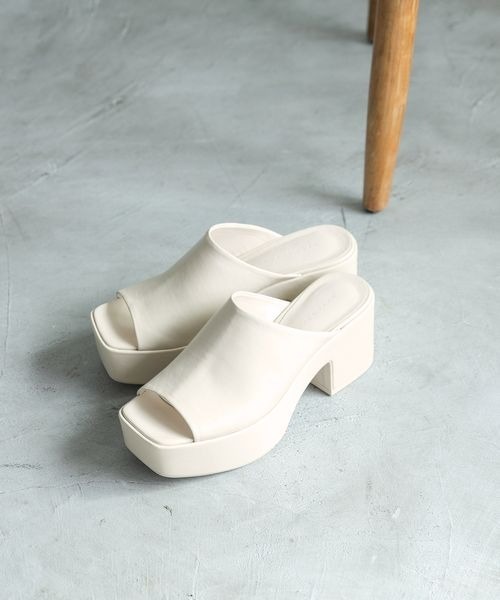 LOWRYS FARM（ローリーズファーム）の「スライドヒールサンダル　260878（サンダル・レディース・ブラック/アイボリー/チェック・MEDIUM/LARGE）」の2枚目の写真