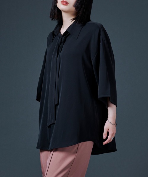 Ellno Loset(エルノロゼット)の「ポリトロボウタイシャツ/セットアップ対応(シャツ/ブラウス・メンズ・オフホワイト/ブラック/ライトグリーン・MEDIUM/LARGE)」の1枚目の写真