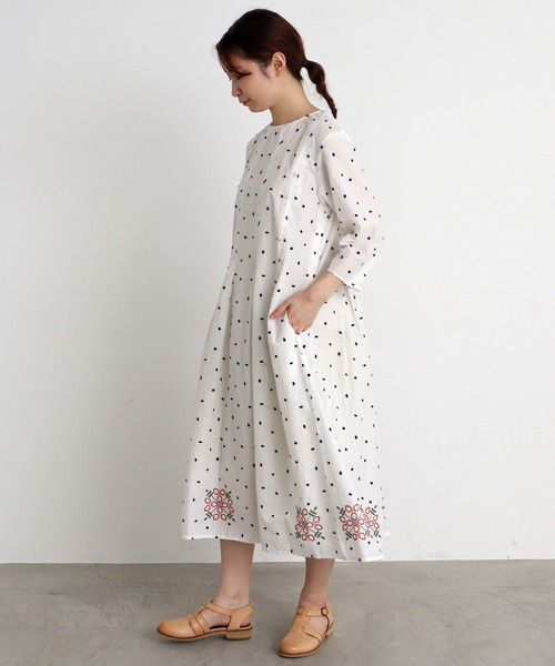 chambre de charme(シャンブルドゥシャーム)の「●石ころドットとお花刺繍 ワンピース(ワンピース・レディース・ブラック・FREE)」の2枚目の写真