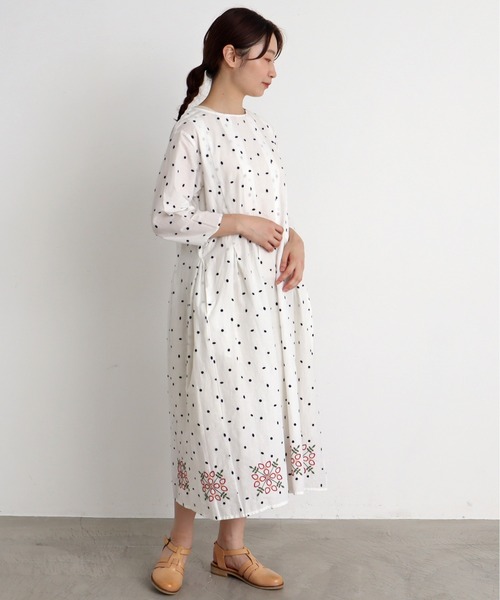 chambre de charme(シャンブルドゥシャーム)の「●石ころドットとお花刺繍 ワンピース(ワンピース・レディース・ブラック・FREE)」の8枚目の写真