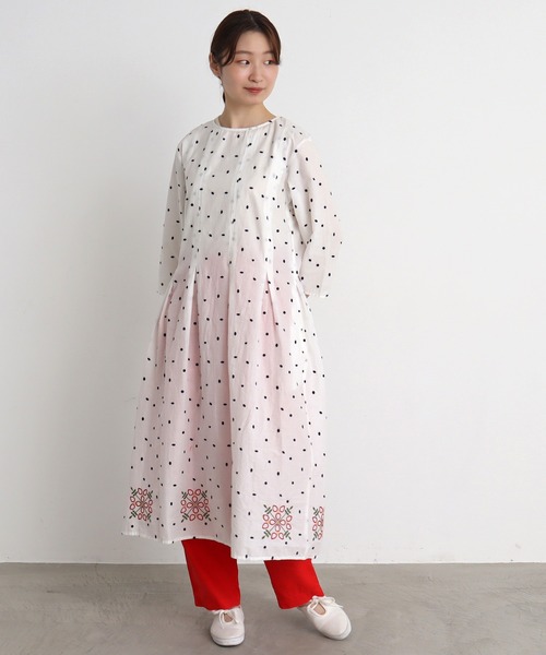 chambre de charme(シャンブルドゥシャーム)の「●石ころドットとお花刺繍 ワンピース(ワンピース・レディース・ブラック・FREE)」の3枚目の写真