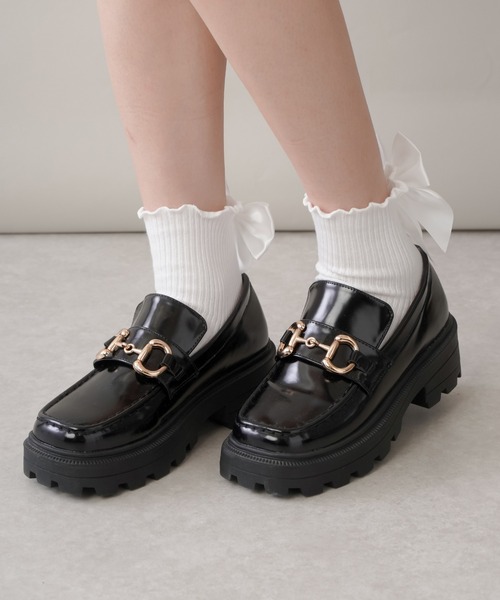 SPINNS（スピンズ）の「フェイクレザー厚底ビットローファー（ローファー・レディース・シルバー/ゴールド・S/M/L）」の2枚目の写真