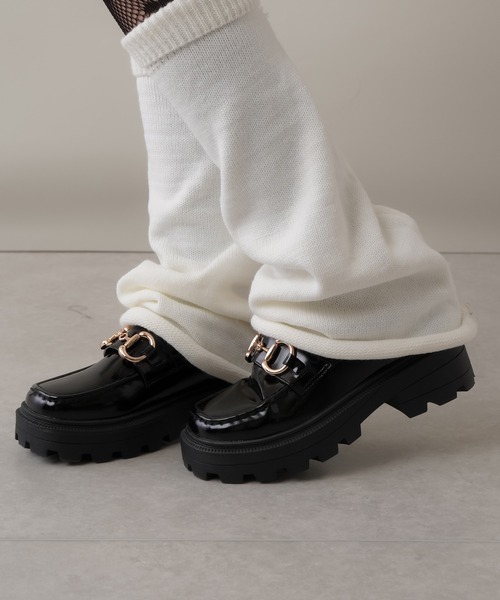 SPINNS（スピンズ）の「フェイクレザー厚底ビットローファー（ローファー・レディース・シルバー/ゴールド・S/M/L）」の4枚目の写真