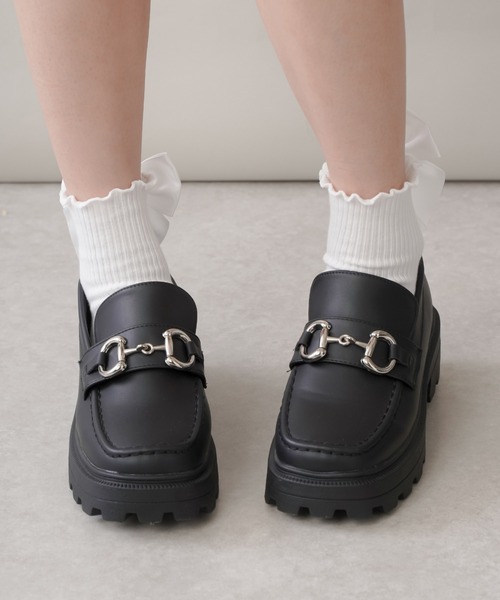 SPINNS（スピンズ）の「フェイクレザー厚底ビットローファー（ローファー・レディース・シルバー/ゴールド・S/M/L）」の17枚目の写真