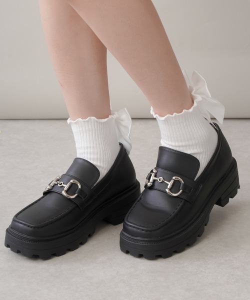 SPINNS（スピンズ）の「フェイクレザー厚底ビットローファー（ローファー・レディース・シルバー/ゴールド・S/M/L）」の16枚目の写真