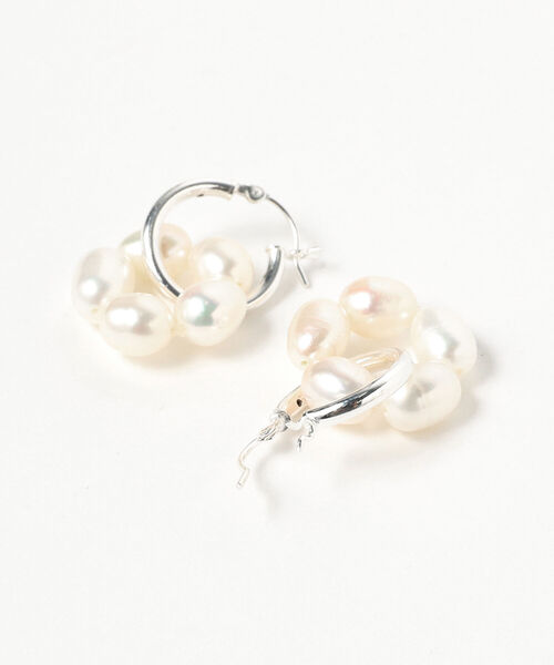 Ray BEAMS(レイビームス)の「Ray BEAMS / シルバー 淡水 フラワー フープ ピアス(ピアス(両耳用)・レディース・ホワイト・ONE SIZE)」の2枚目の写真