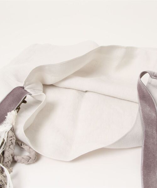 m.soeur（エムスール）の「ベロアリボンのトートバッグ＊バッグチャーム付き（トートバッグ・レディース・ホワイト・FREE）」の6枚目の写真