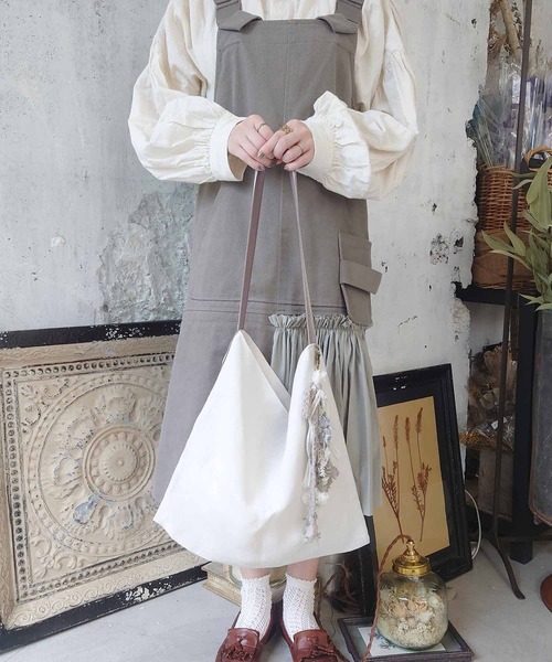 m.soeur（エムスール）の「ベロアリボンのトートバッグ＊バッグチャーム付き（トートバッグ・レディース・ホワイト・FREE）」の4枚目の写真