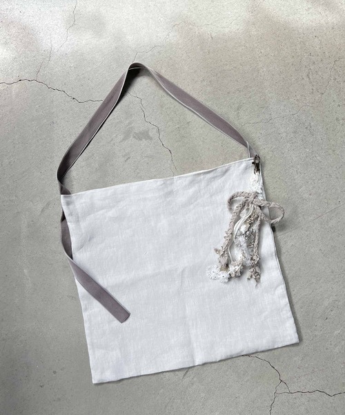 m.soeur（エムスール）の「ベロアリボンのトートバッグ＊バッグチャーム付き（トートバッグ・レディース・ホワイト・FREE）」の7枚目の写真