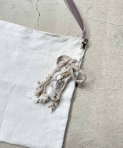 m.soeur（エムスール）の「ベロアリボンのトートバッグ＊バッグチャーム付き（トートバッグ・レディース・ホワイト・FREE）」の9枚目の写真