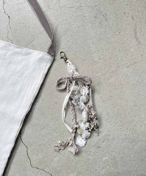 m.soeur（エムスール）の「ベロアリボンのトートバッグ＊バッグチャーム付き（トートバッグ・レディース・ホワイト・FREE）」の8枚目の写真