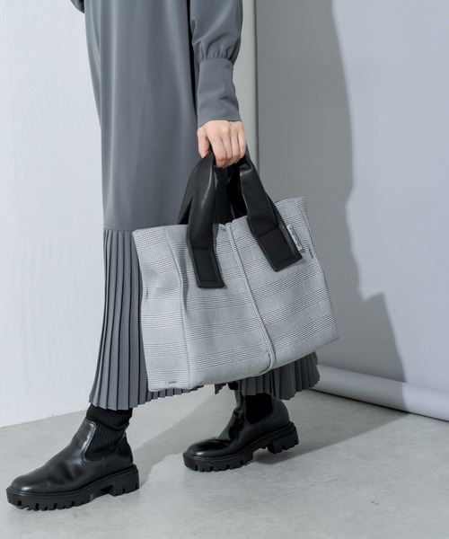 Kawa-Kawa（カワカワ）の「【kawa-kawa】NO1322 wet tradトートバッグ　Mサイズ（トートバッグ・レディース・チャコールグレー/グレー・FREE）」の9枚目の写真