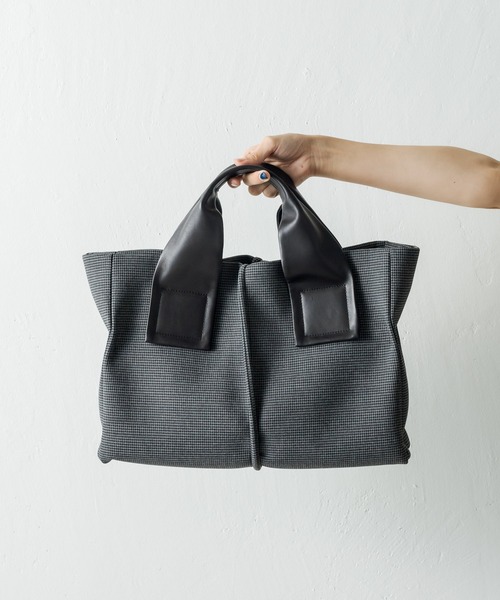 Kawa-Kawa（カワカワ）の「【kawa-kawa】NO1322 wet tradトートバッグ　Mサイズ（トートバッグ・レディース・チャコールグレー/グレー・FREE）」の4枚目の写真