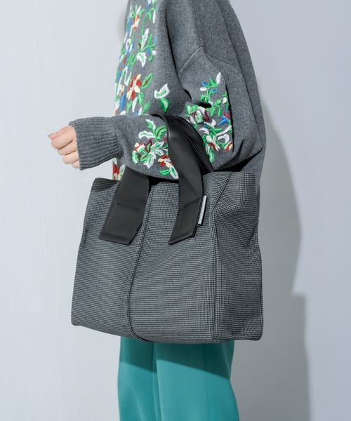 Kawa-Kawa（カワカワ）の「【kawa-kawa】NO1322 wet tradトートバッグ　Mサイズ（トートバッグ・レディース・チャコールグレー/グレー・FREE）」の11枚目の写真