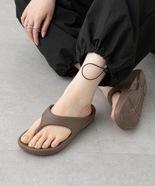 COLONY 2139（コロニートゥーワンスリーナイン）の「コンフォートトングサンダル（サンダル・レディース・ブラック/ベージュ/ブラウン・LARGE/MEDIUM）」の2枚目の写真