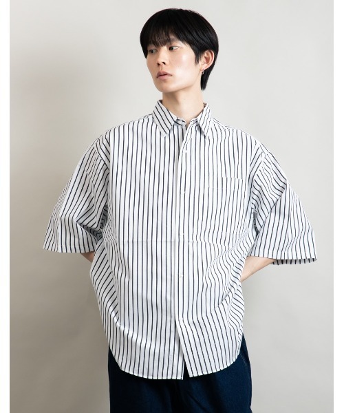 En serio TOKYO(エンソリオトーキョー)の「コットンブロード オーバーシルエット レギュラーカラー 半袖シャツ(シャツ/ブラウス・メンズ・グレイッシュブルー/ネイビー×ホワイト/ホワイト×ブラック/ホワイト/ブラック/ホワイト×ブルー・M/L)」の14枚目の写真